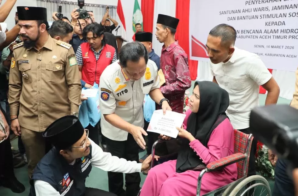Mendagri Tito Karnavian (kedua kiri) bersama Menteri Sosial , Saifulah Yusuf (kiri) menyerahkan bansos kepada warga terdampak bencana di Aceh Timur , Senin (16/3/2026). Foto Dok Humas Mendagri.