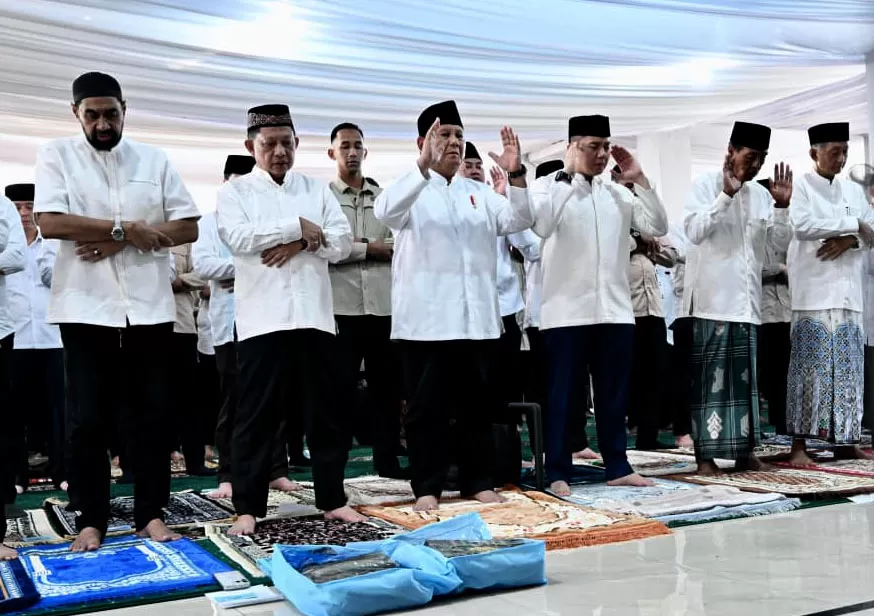 Presiden Prabowo Subianto melaksanakan  Salat Idulfitri bersama masyarakat di Masjid Darussalam, Aceh Tamiang.Foto/Biro Pers Sekretariat Presiden
