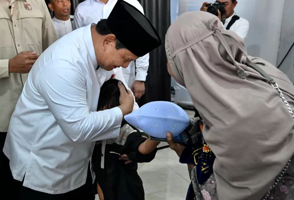 Presiden Prabowo Subianto merangkul anak dari keluarga korban bencana di Aceh Tamiang. Foto Biro Pers Sekretariat Presiden