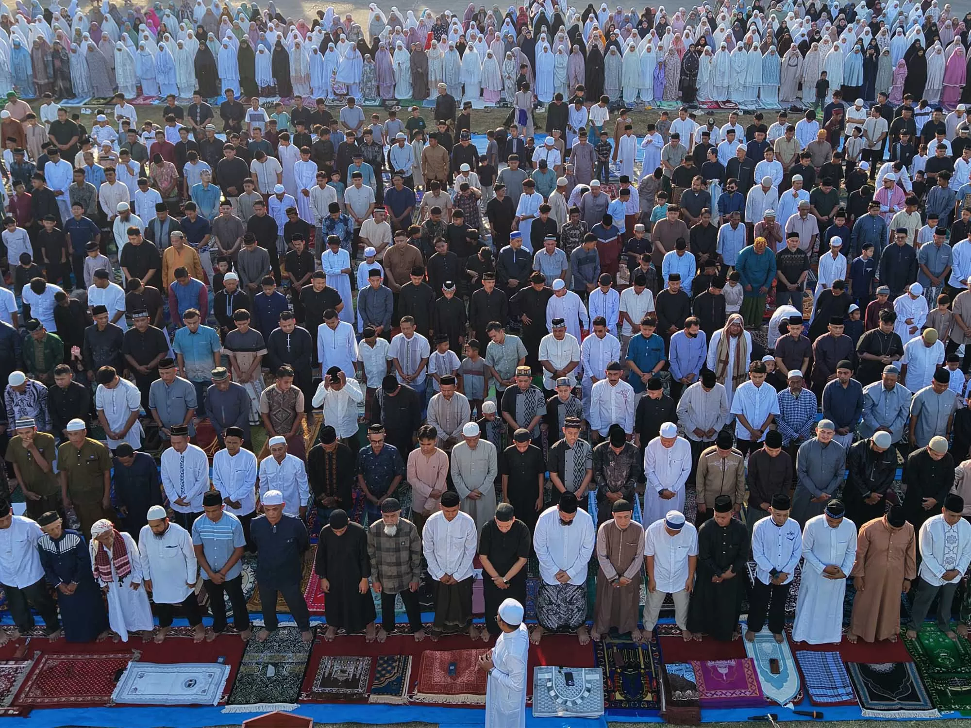 Ribuan masyarakat bersama prajurit TNI Korem 011/Lilawangsa  melaksanakan Salat Idulitri 1447 Hijriah, di Lhokseumawe,Sabtu (21/3/2026). Foto Dok Penrem Lilawangsa.