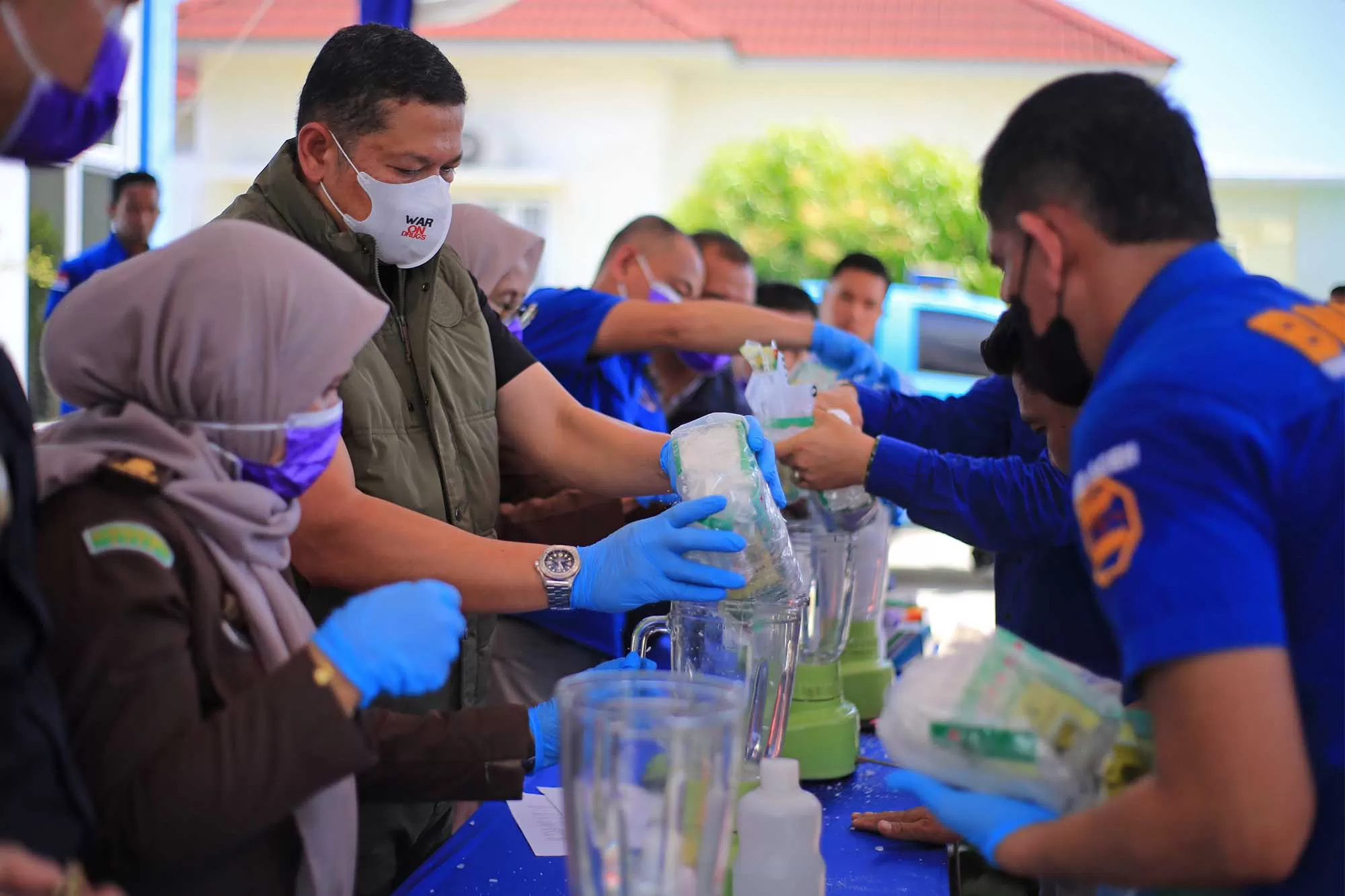 Kepala BNNP Aceh, Brigjen Pol Dedy Tabrani (dua kiri) memusnahkan barang bukti tindak kejahatan narkotika jenis sabu  di Banda Aceh, Kamis (16/4/2026).