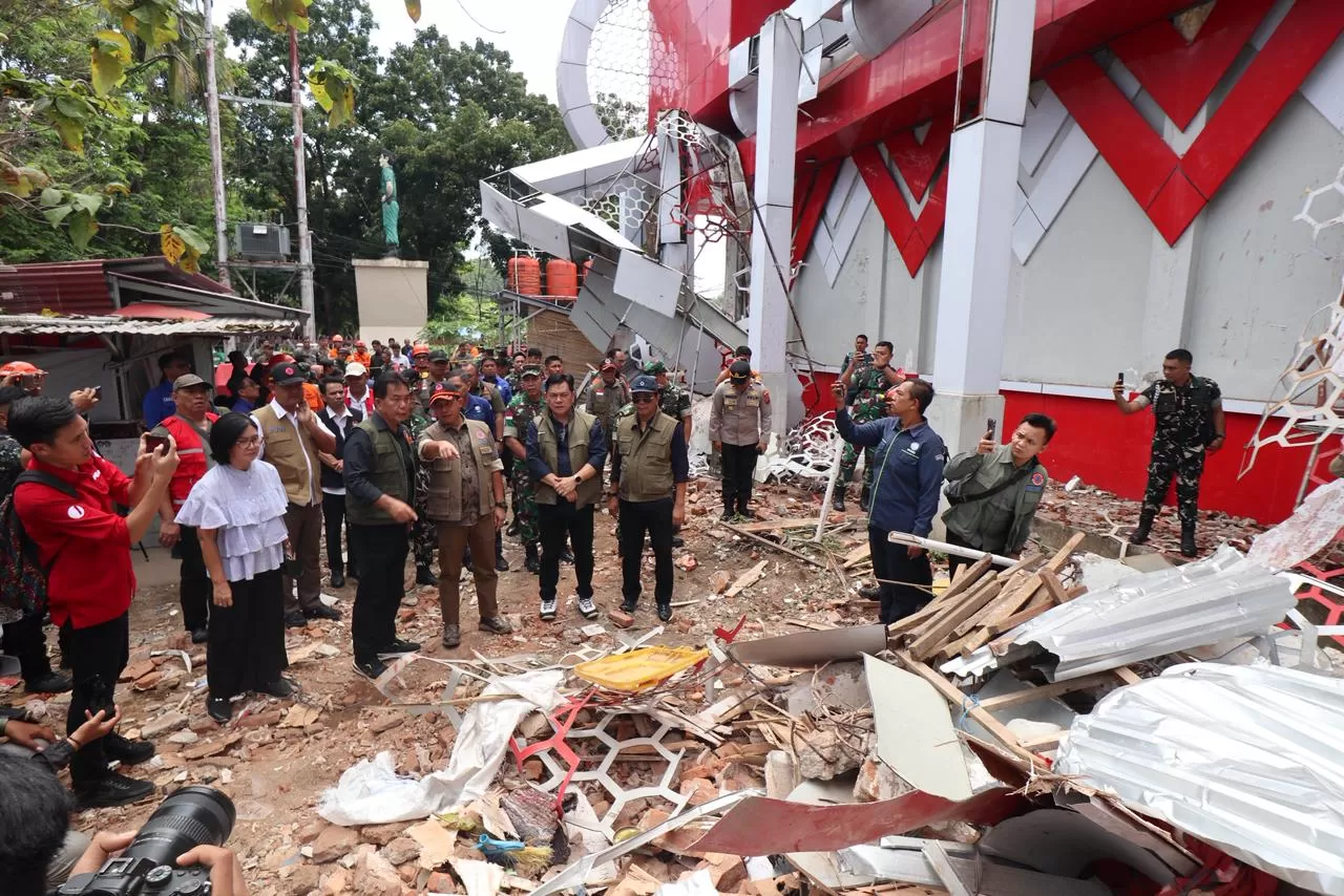 Foto Dok Pusdatin BNPB. Kepala Badan Nasional Penanggulangan Bencana (BNPB) Letjen TNI Suharyanto saat kunjungi kerusakan Gedung KONI pascagempa  di Kota Manado, Sulawesi Utara, Jumat (3/4/2026). 