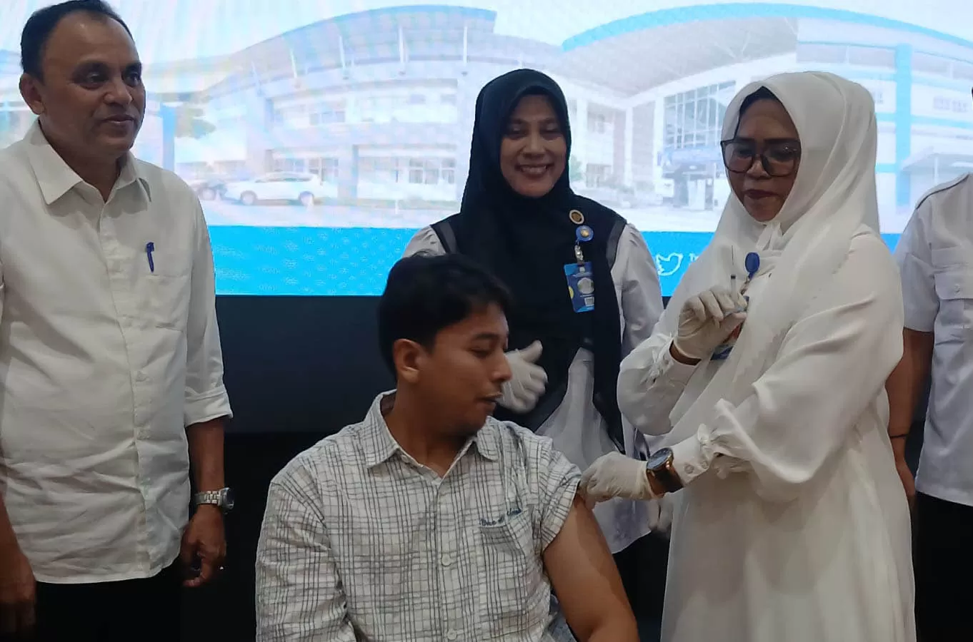 Tenaga kesehatan menyuntikan vaksin campak kepada nakes di RSU Zainal Abidin, Banda Aceh. Foto IST.