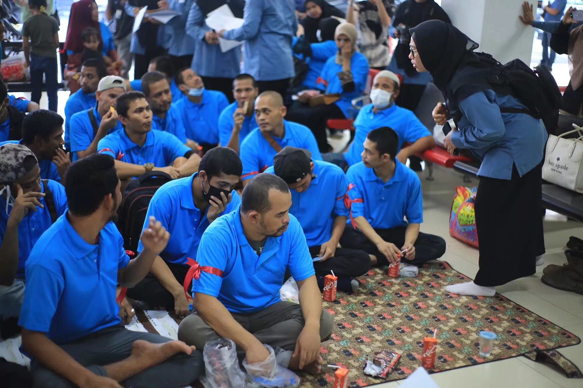 Ptugas Balai Pelayanan Pelindungan Pekerja Migran Indonesia (BP3MI) Aceh mendata sejumlah Pekerja Migran Indonesia saat tiba di Bandara Sultan Iskandar Muda, Aceh Besar, Kamis (23/4/2026. Aentenews Foto/Ampelsa.