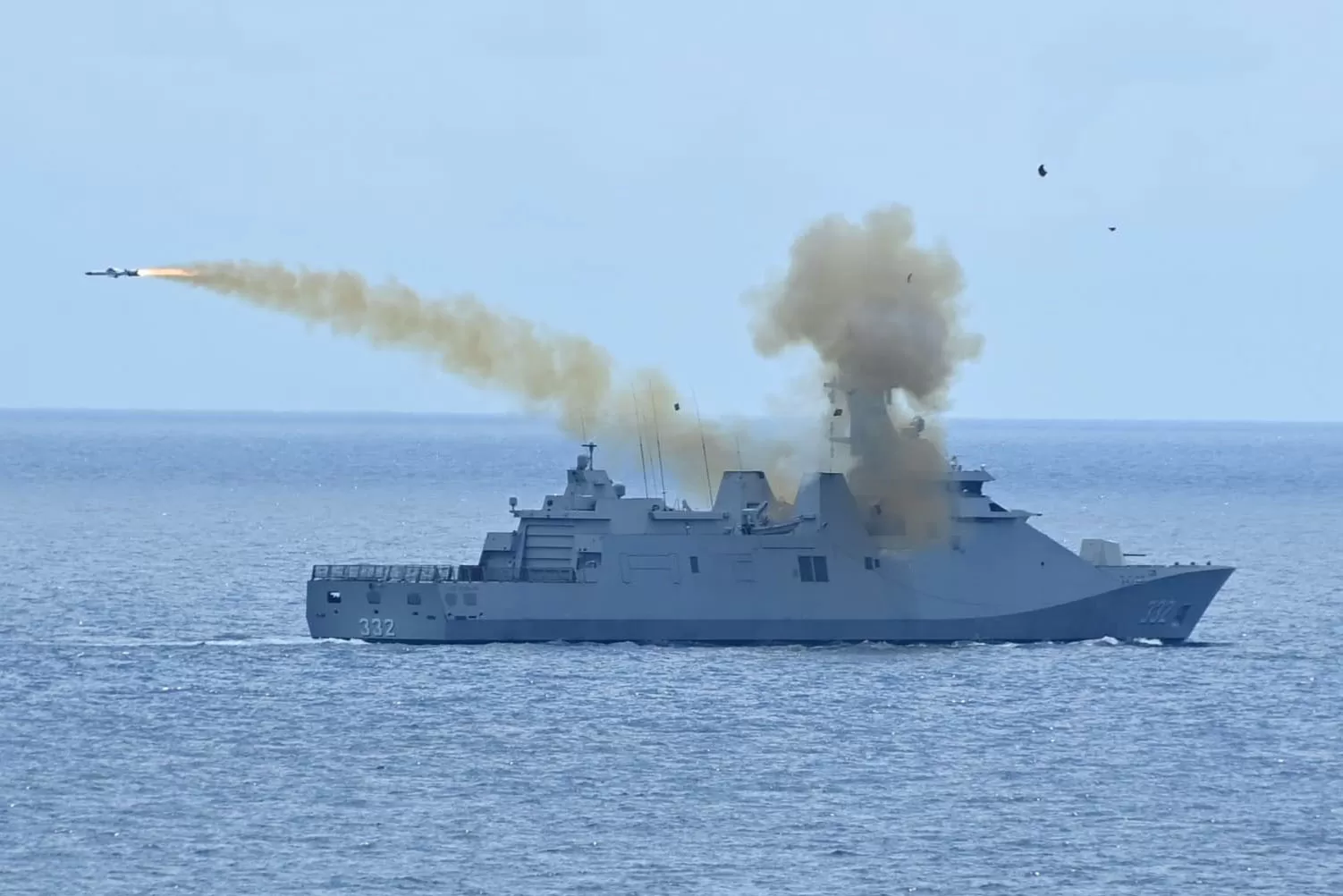 Kapal Perang Republik Indonesia menembakan rudal  saat  Latihan Operas Laut Gabungan (Latopslagab)  di Perairan Karimun Jawa, Kamis (23/4/2026).  Aentenews. Foto Dok Dispenal.