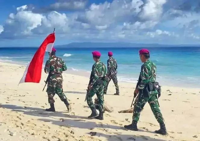 Prajurit Marinir Satgasmar Pam Puter XXIX  berpatroli di pesisir pantai  Pulau Rondo, Aceh. Kehadiran prajurit Marinir secara konsisten sejak awal tahun2000-an di pulau Rondo ini untuk menjaga  kedaulatan NKRI .  (Foto: Dok. Pasmar 1)