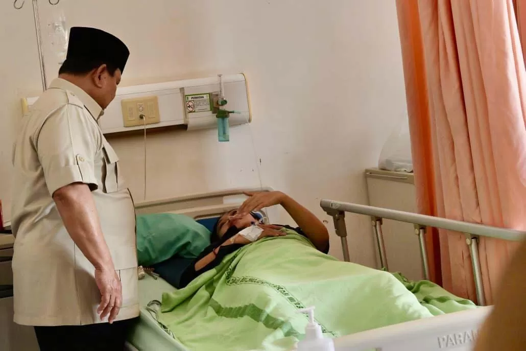 Presiden Prabowo Subianto menjenguk korban kecelakaan tabrakan kereta api yang dirawat di RSUD dr. Chasbullah Abdulmadjid, Kota Bekasi, Jawa Barat, Selasa (28/04/2026). Foto Dok Kementerian Sekretariat Negara.