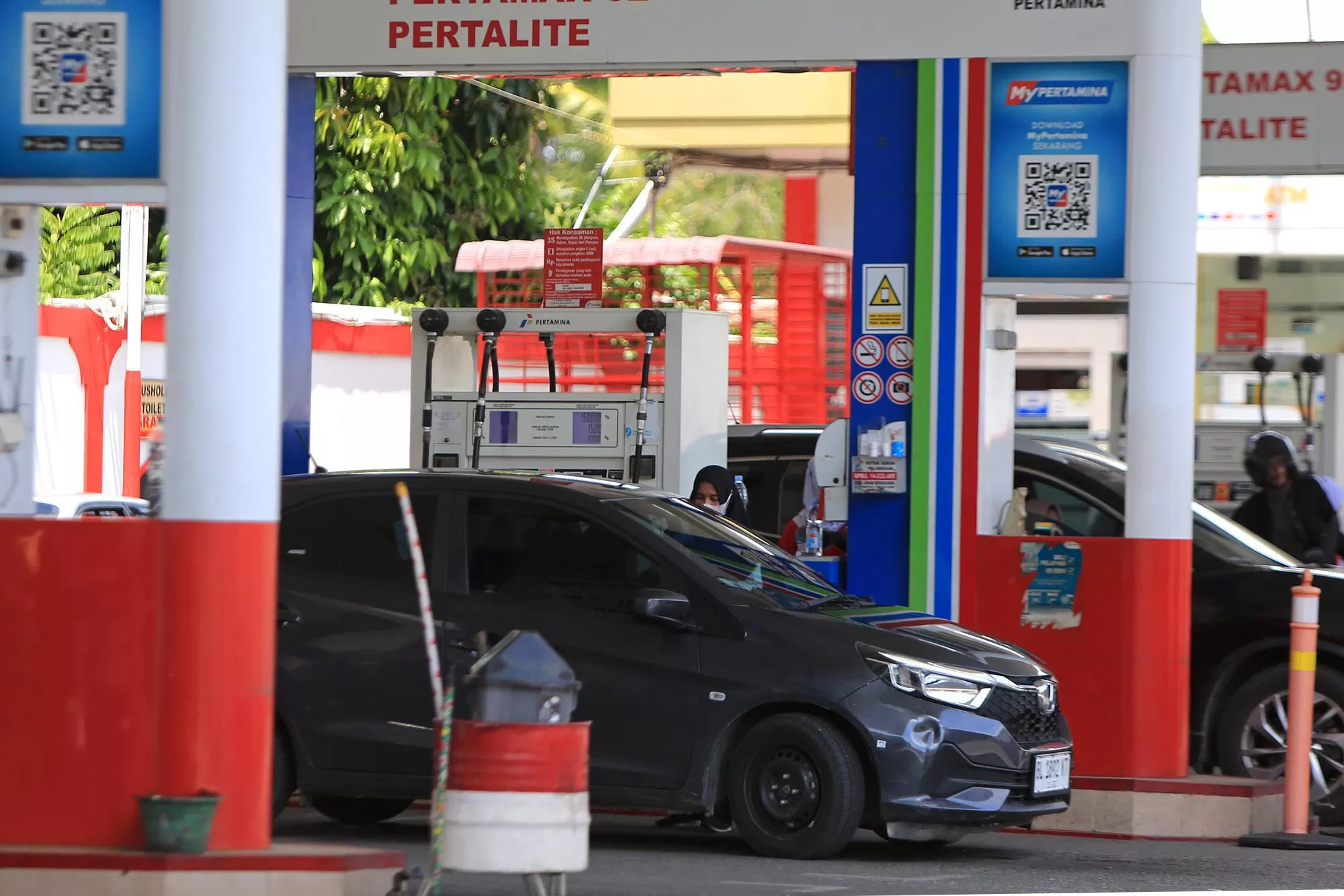 Sejumlah kendaraan mengisi bahan bakar minyak (BBM) subsidi dan non subsidi di SPBU kawasan Bundaran Simpang Jam , Banda Aceh, Rabu (1/4/2026). Petugas SPBU di daerah itu mengaku belum menerima informasi atau arahan pembatasan pengisian BBM subsidi sebanyak 50 liter untuk konsumen, tidak berlaku untuk moda transportasi  angkutan umum yang sudah diberlakukan pemerintah terhitung 1 April 2026. Aentenews Foto/Ampelsa.