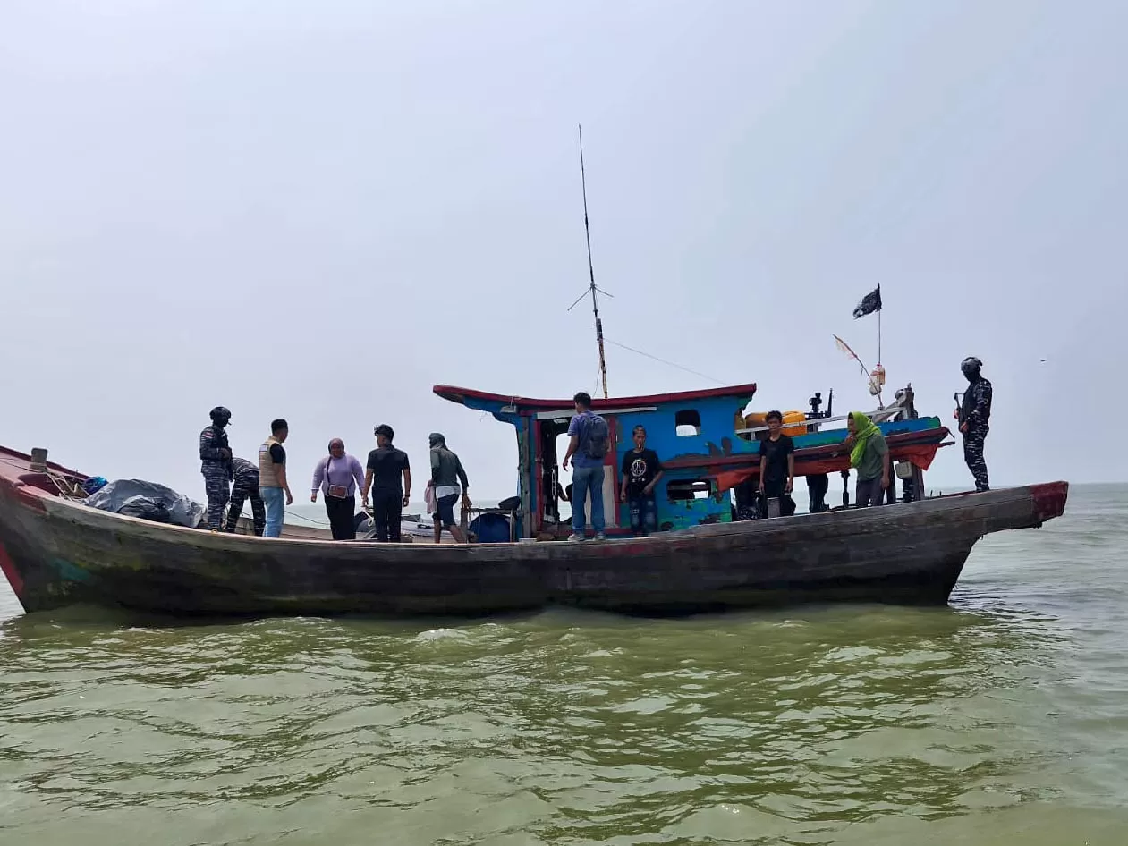 TNI Angkatan Laut  mengamankan satu unit kapal nelayan yang diduga mengangkut Pekerja Migran Indonesia (PMI) non prosedural di Perairan Silau Laut, Kabupaten Asahan, Jumat (3/4/2026). Foto Dok Dinas Penerangan TNI AL