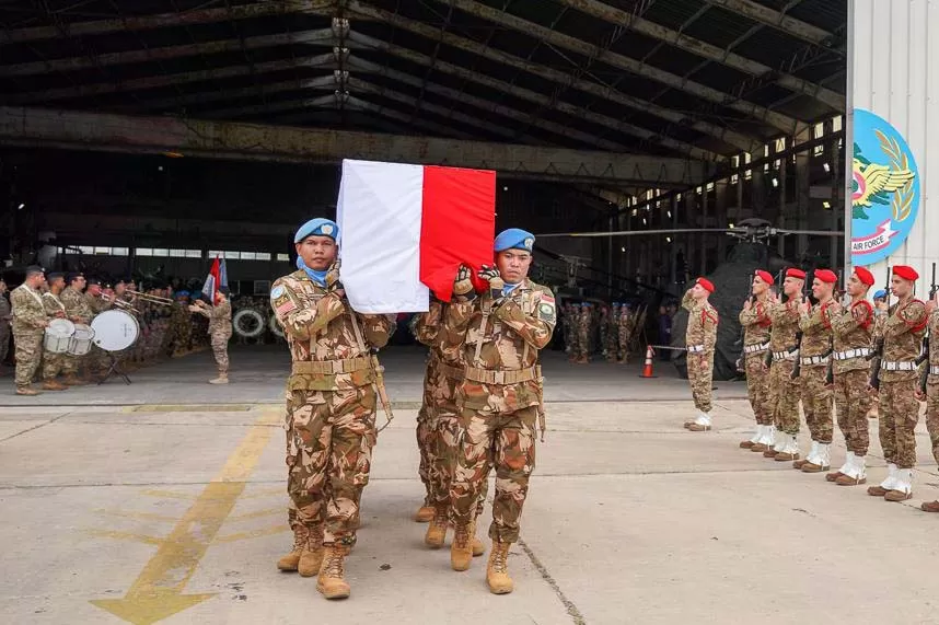Pasukan UNIFIL  membawa peti berisi jenazah prajurit perdamaian Indonesia, Kopral Rico Pramudia yang wafat saat upacara penghormatan di Lebanon, Jumat (24/4/2026). Foto Dok UNIFIL