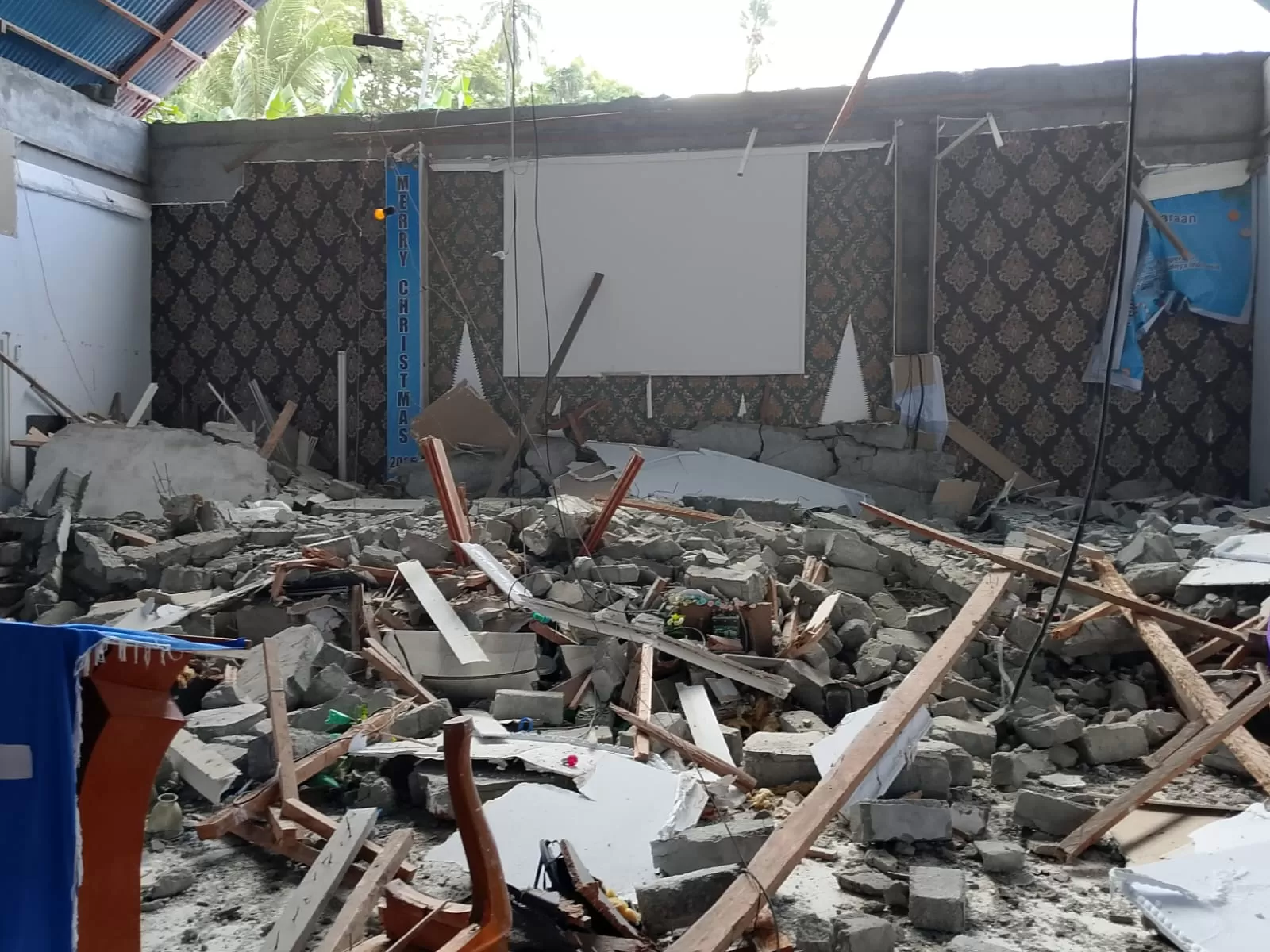 Kerusakan psacagempa Sulawesi utara dan Maluku Utara.