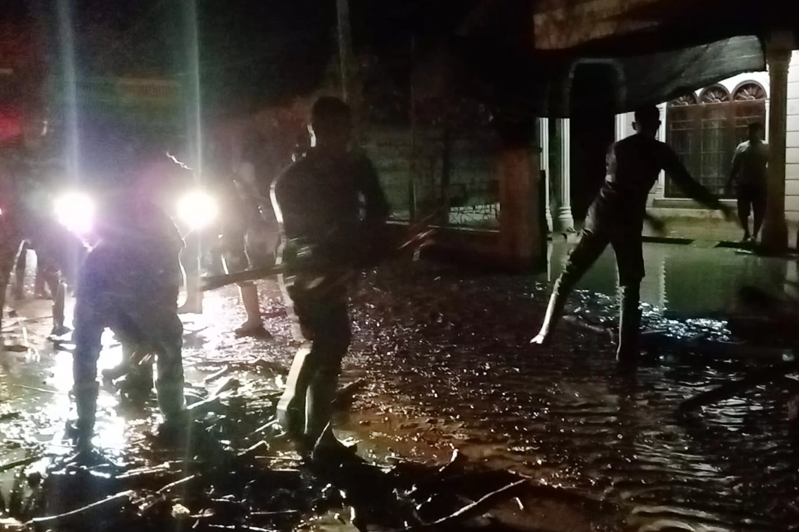 Prajurit TNI membersihkan umpur dan sampah saat banjir di  Pidie Jaya, Rabu(8/4/2026) mala. Foto Dok Penrem Lilawangsa.