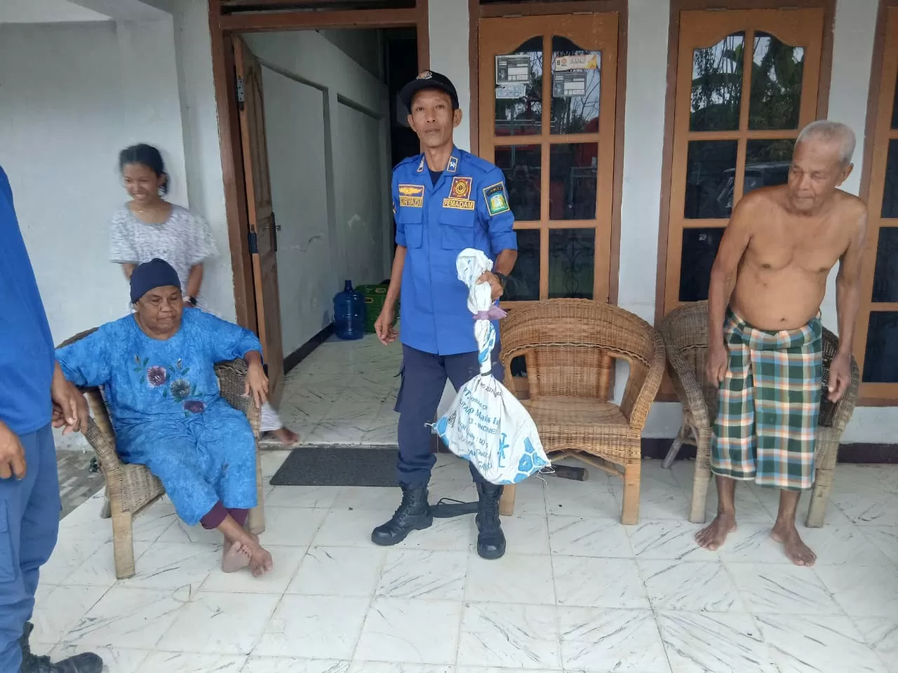Petunias memegang karung plastik berisi seekor monyet liar usai dievakuasi di rumah warga, di Aceh Besar. Foto dok Damkar BPBD