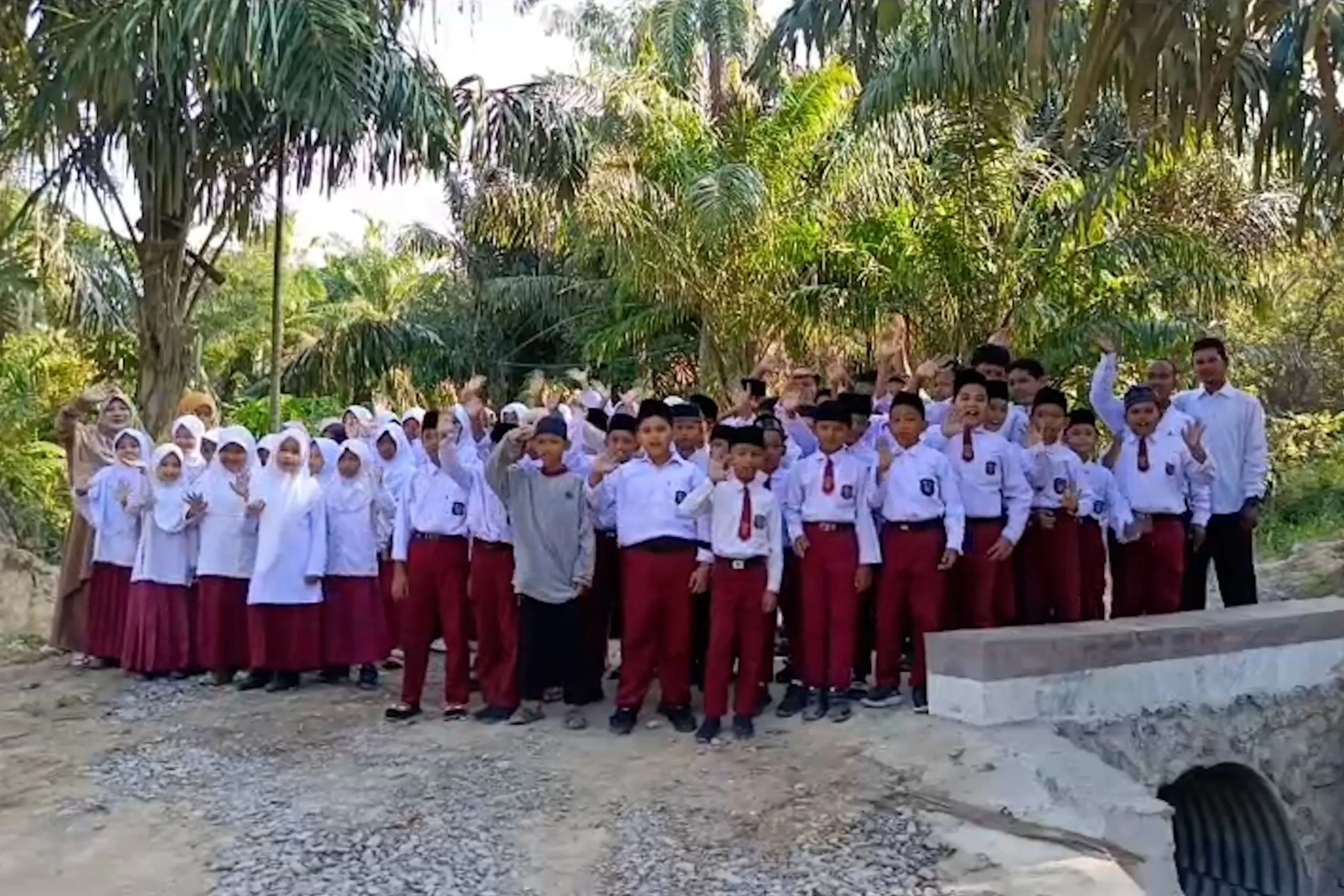 Siswa menyaksikan pembangunan jembatan Aramco yang telah selesai dikerjakan TNI AD, Foto Dok Penrem Lilawangsa
