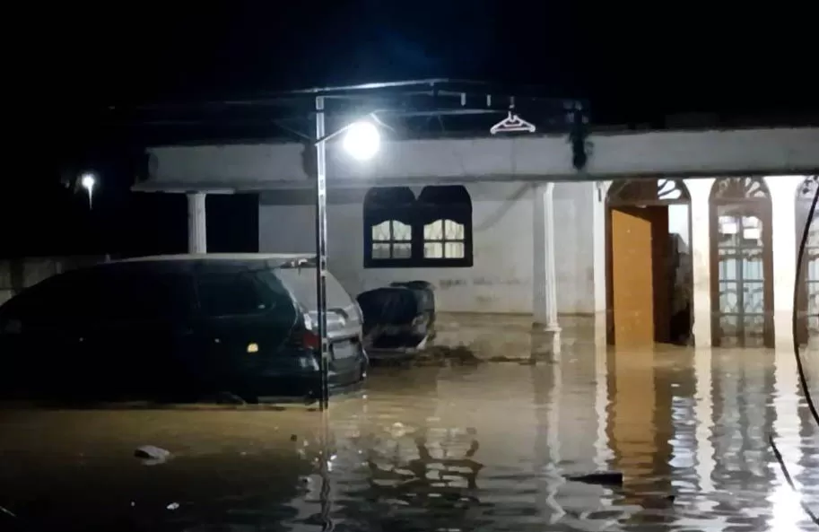 Banjir luapan sungai menggenangi rumah warga di Pidie Jaya. Foto Warga.