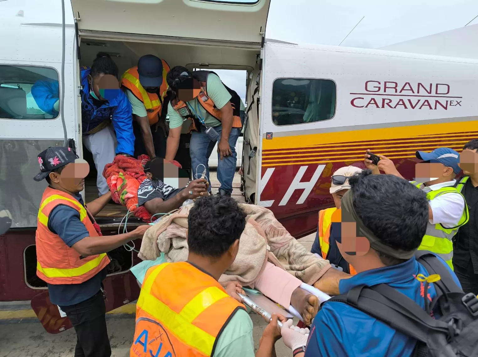 Tersangka Pulan Wonda alias Kamenak dikawal Satgas Operasi Damai Cartenz-2026  saat proses pemindahan di Jaya Pura .Foto Humas Polri