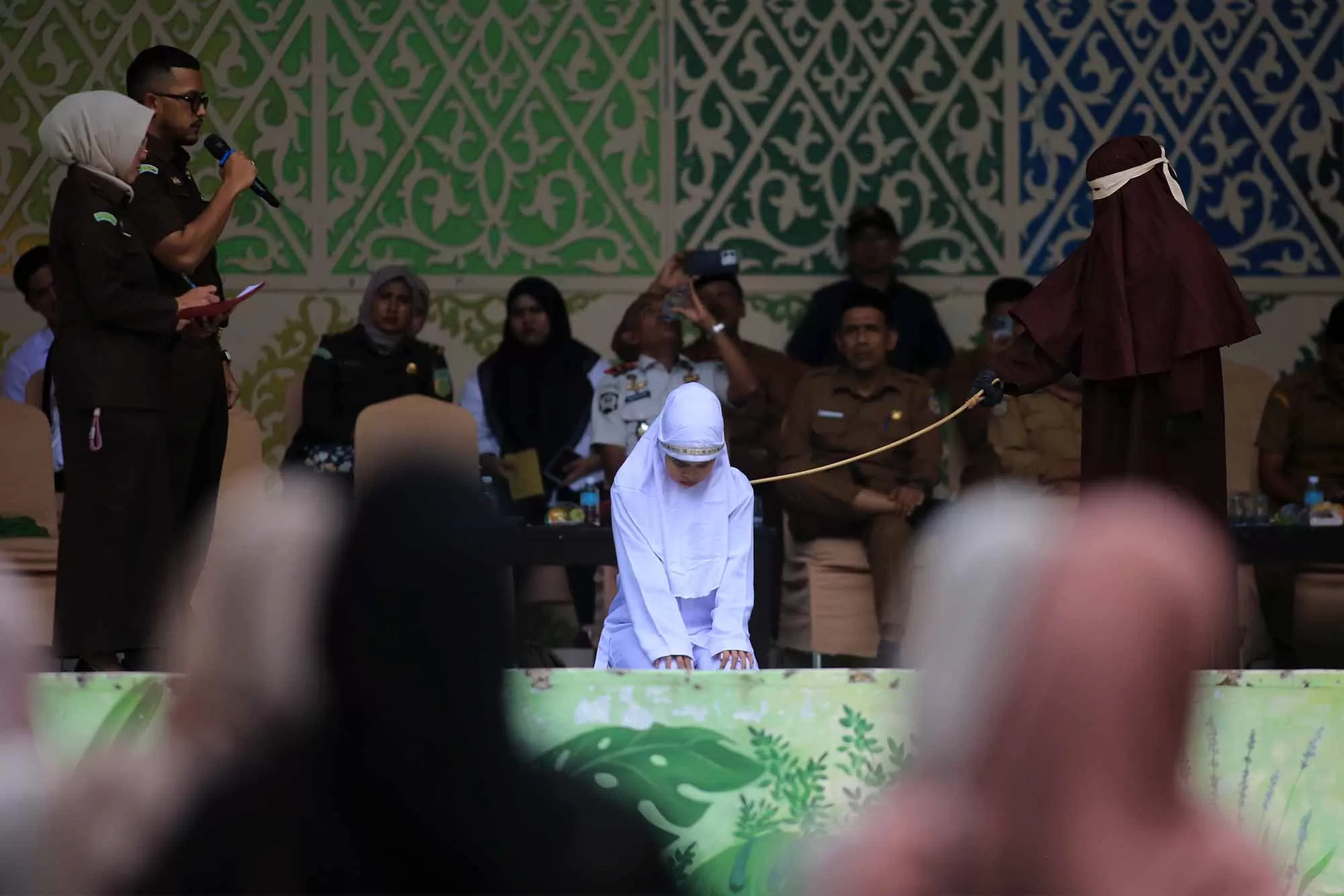 Seorang Algojo melakukan eksekusi cambuk terhadap terpidana dalam perkara pelanggaran Syariat Islam di Banda Aceh, Selasa (7/4/2026). Aentenews Foto/Ampelsa.