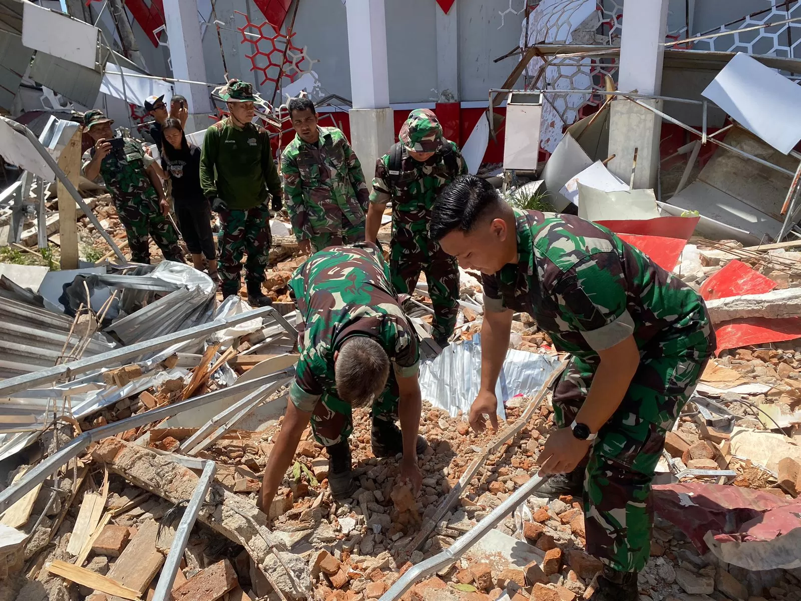 Foto Puspen TNI. prajurit bantu penanganan daerah terdampak gempa di Sulawesi Utara.