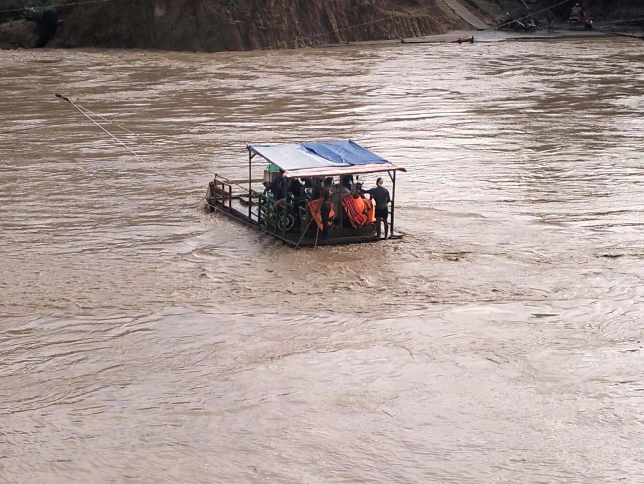 Warga menumpang rakit menyeberangi sungai peusangan,Ka Bireuen. Foto warga.