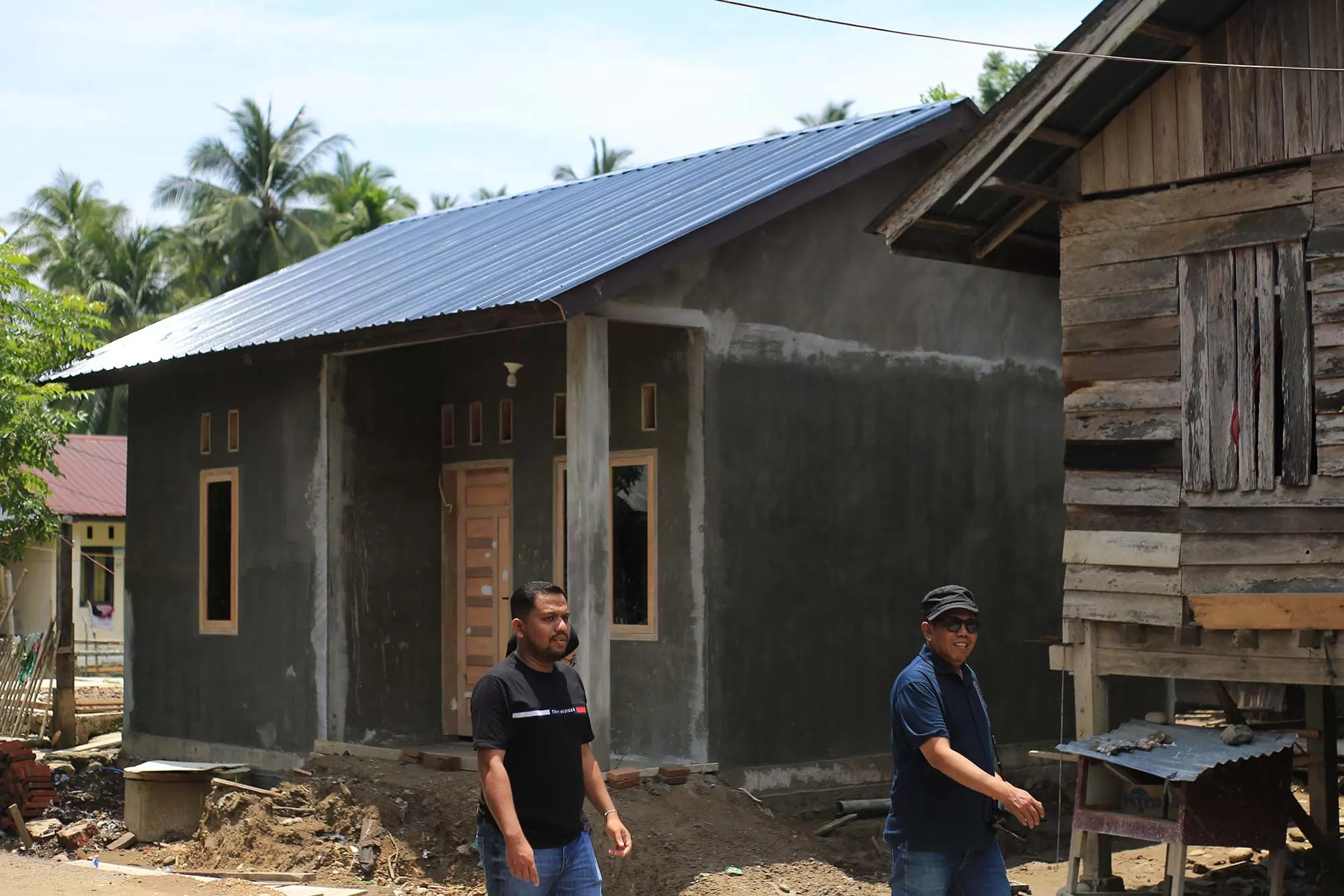 Perangkat desa (kiri) memeriksa bangunan Hunian Tetap (huntap) untuk penyintas bencana yang sudah rampung dikerjakan di desa Muka Blang  kecamatan Pante Raja, Kabupaten Pidie Jaya, Aceh, Rabu (29/4/2026).   Aentenews Foto/Ampelsa.
