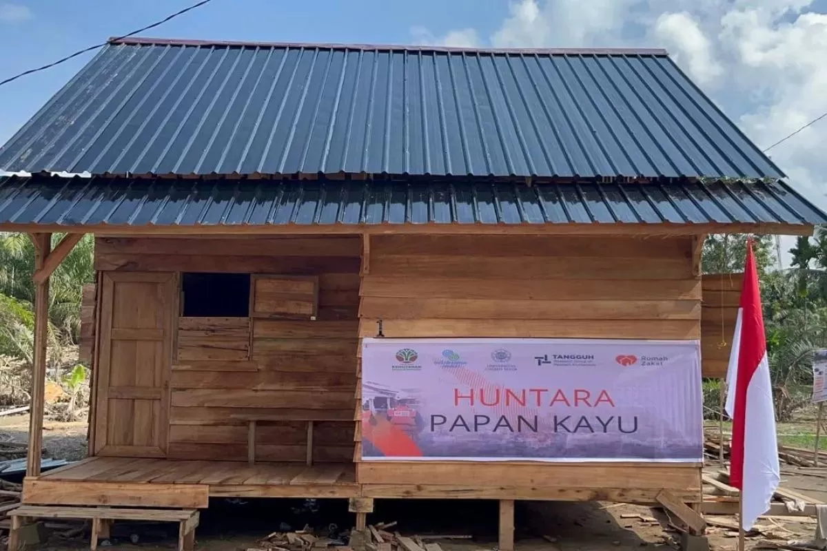 Huntara dari material kayu hanyut passa banjir