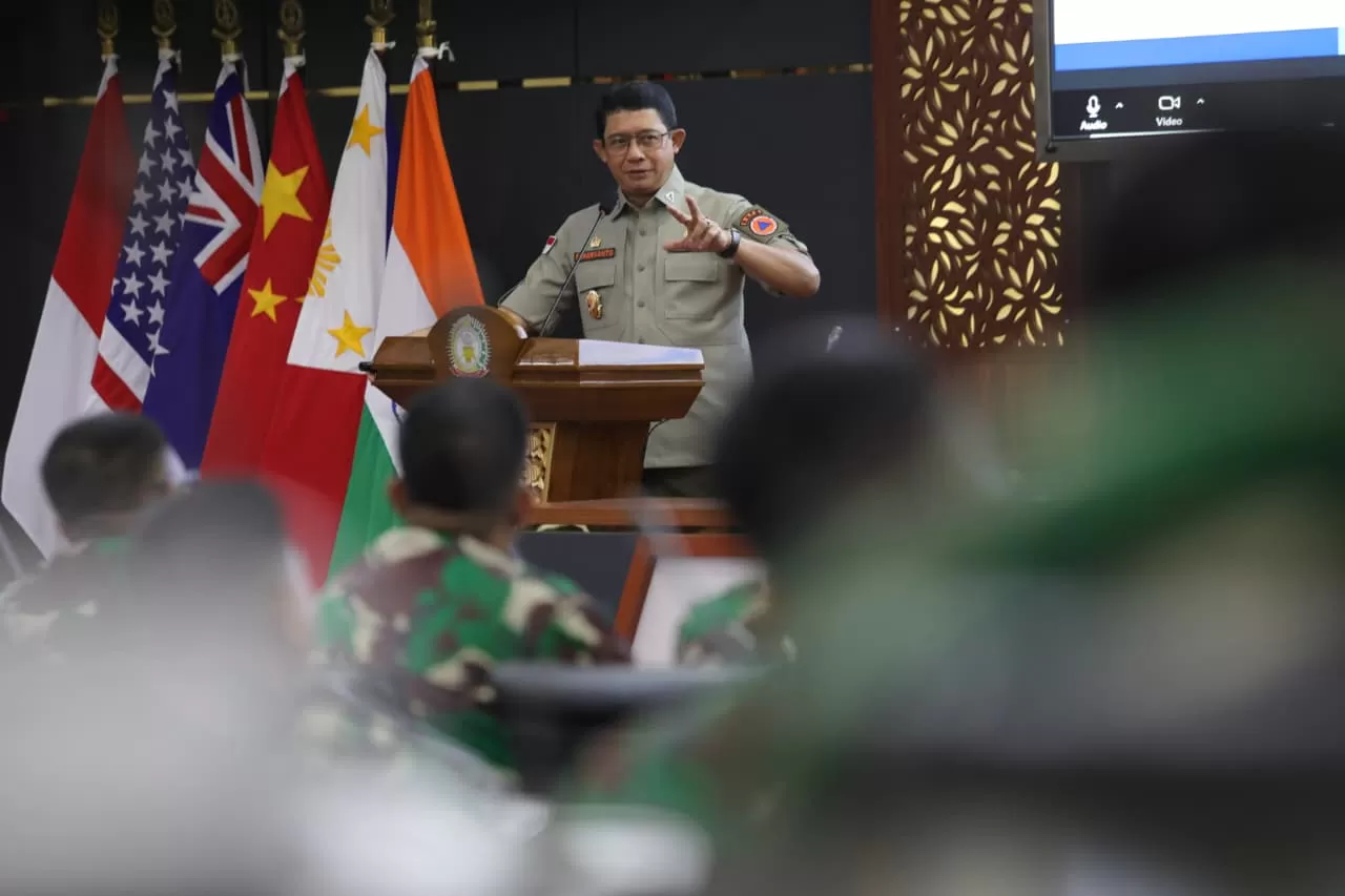 Kepala Badan Nasional Penanggulangan Bencana  Letjen TNI  Suharyanto saat memberikan kuliah umum bagi Perwira Siswa Pendidikan Reguler LXVII Sekolah Staf dan Komando Angkatan Darat (Seskoad) di Gedung Gatot Subroto Seskoad, Bandung, Jawa Barat pada Rabu (1/4/2026).