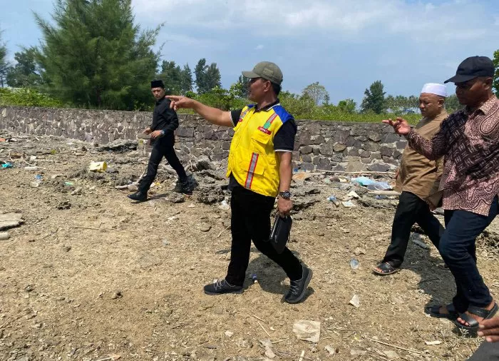 Bupati Aceh Besar H. Muharram Idris (tengah) bersama rombongan meninjau lokasi pembangunan Kampung Nelayan Merah Putih di Gampong Ulee Paya, Pulo Breuh, Kecamatan Pulo Aceh, Senin (27/04/2026). FOTO/ MC ACEH BESAR