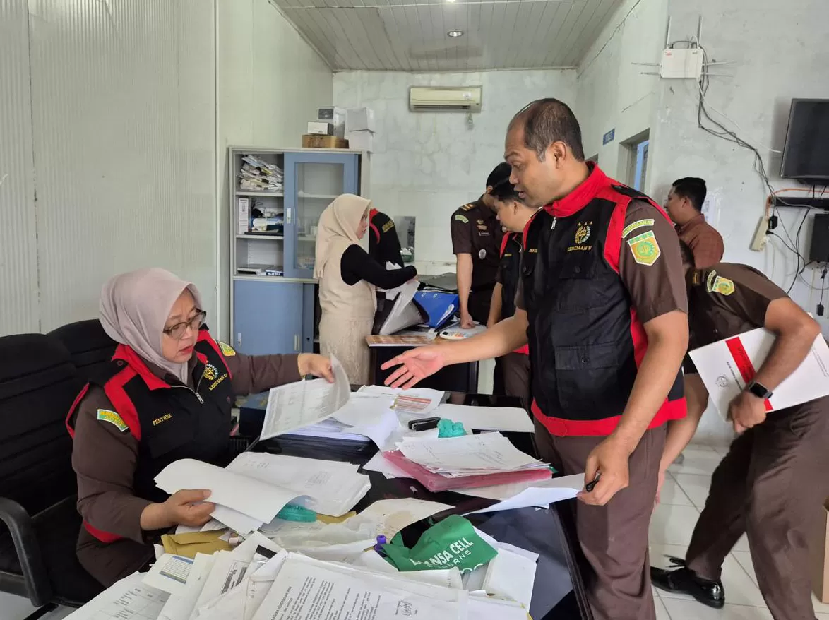 Tim Jaksa Penyidik Kejaksaan Tinggi Aceh melakukan tindakan penggeledahan dan penyitaan barang bukti di kantor  PT Perikanan Indonesia Unit Simeulue, Selasa (7/4/2026). Foto dok.Penerangaan Hukum Kejaksaan Tinggi Aceh.