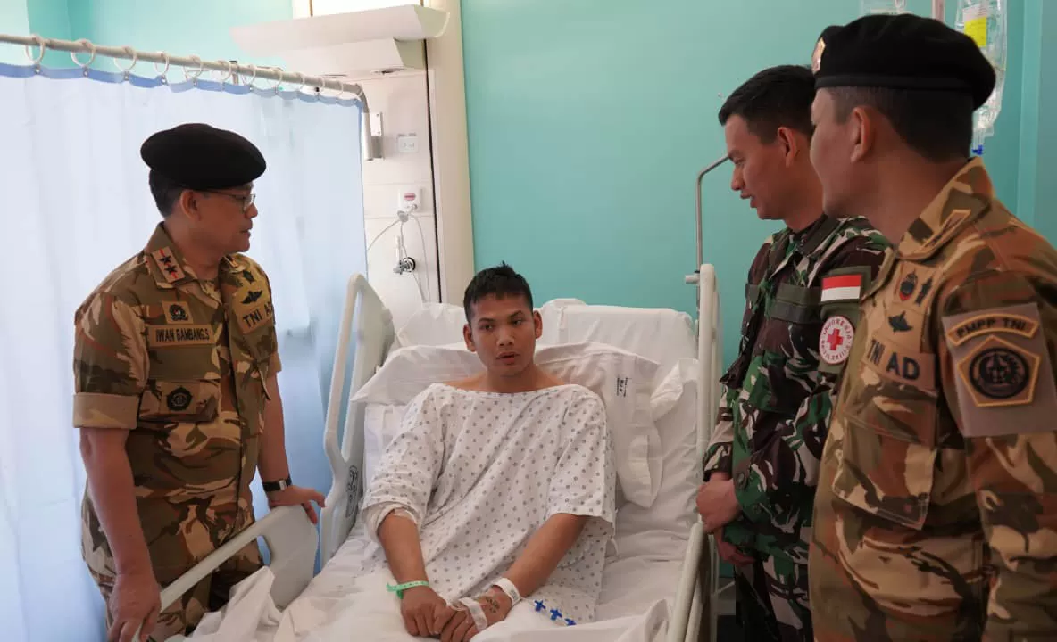 Komandan Pusat Misi Pemeliharaan Perdamaian (PMPP) TNI Mayjen TNI Iwan Bambang Setiawan (kiri) saat mengunjungi prajurit penjaga perdamaian menjalani perawatan di RS Saint George, Beirut.  Foto National Information Officer Pusat Informasi PBB (UNIC)