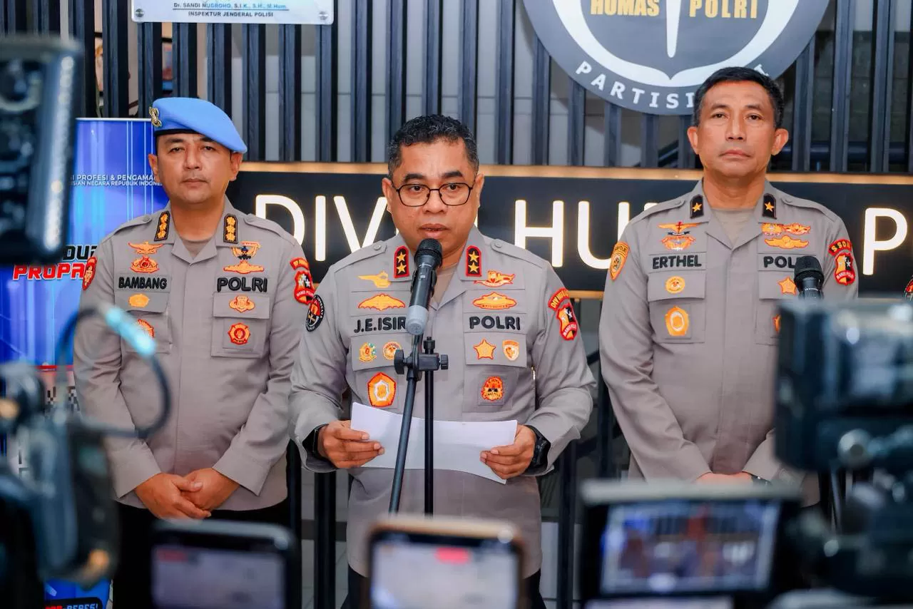 Kepala Divisi Humas Polri, Johnny Eddizon Isir (tengah), saat kegiatan doorstop di Lobby Lantai 1 Divisi Humas Polri, Selasa (7/4/2026). Foto Dok Polri.