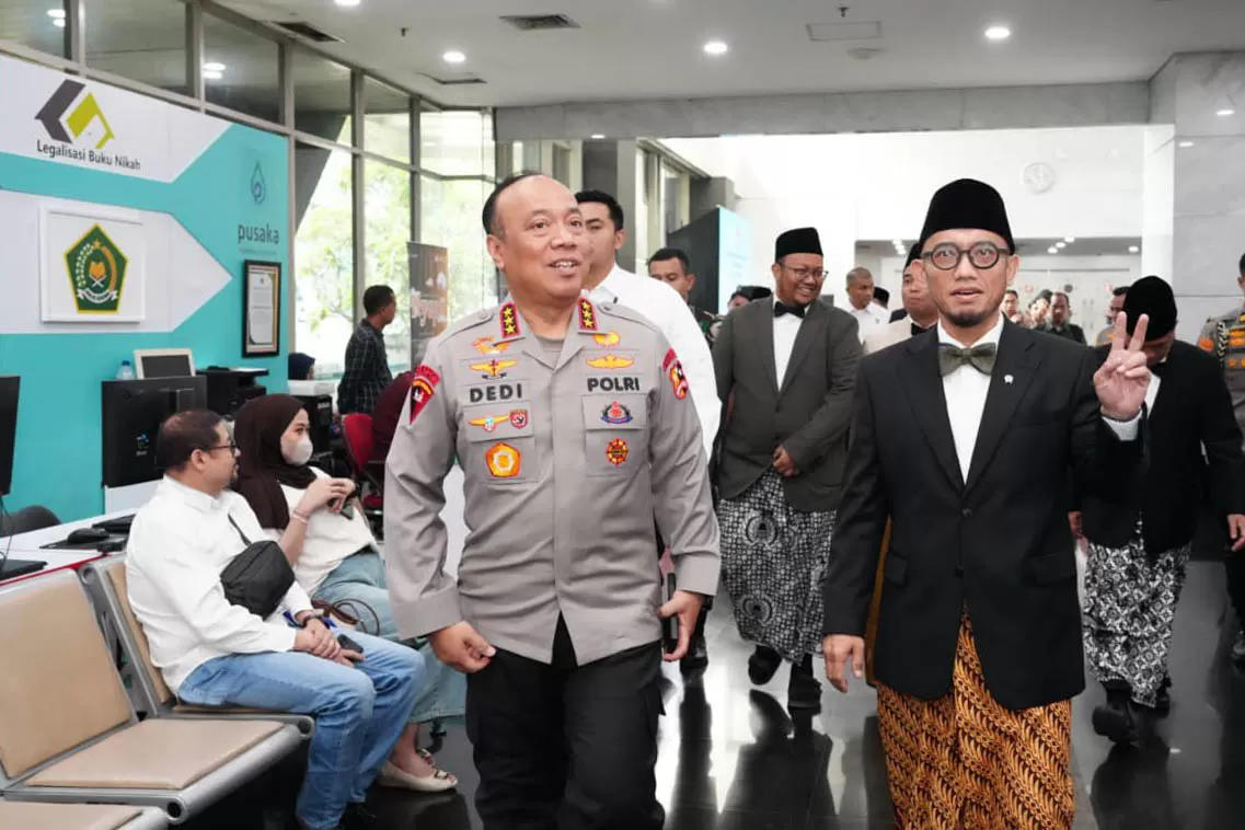 Wakil Menteri Haji dan Umrah Dahnil Anzar Simanjuntak (kanan) bersama Wakapolri Komjen Dedi Prasetyo (kiri) di kantor Kemenhaj, Jakarta, Kamis (9/4/2026). Foto Humas Polri