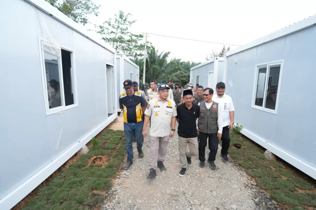 Ketua Satgas PRR,Tito Karnavian saat meninjau hunian sementara di Aceh Taming,Sabtu (4/4/2026). Foto Satgas PRR.