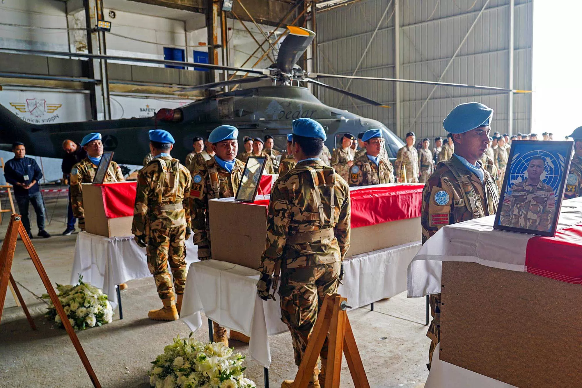 Suasana duka, penghormatan dan perlepsan tiga jenazah personel penjaga perdamaian Indonesia yang tergabung dalam  mini UNIFIL di Lebanon 3 April 2026. . Foto Flickr Unifil.