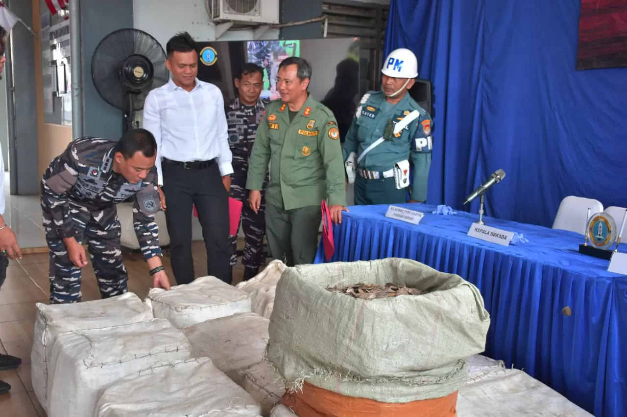 Komandan Lanal Banten Kolonel Laut (P) Catur Yogiantoro (kiri) memeriksa barang bukti sisik tenggiling,  di Mako Lanal Banten, Rabu (8/4/2026). Foto Dok Dispenal.