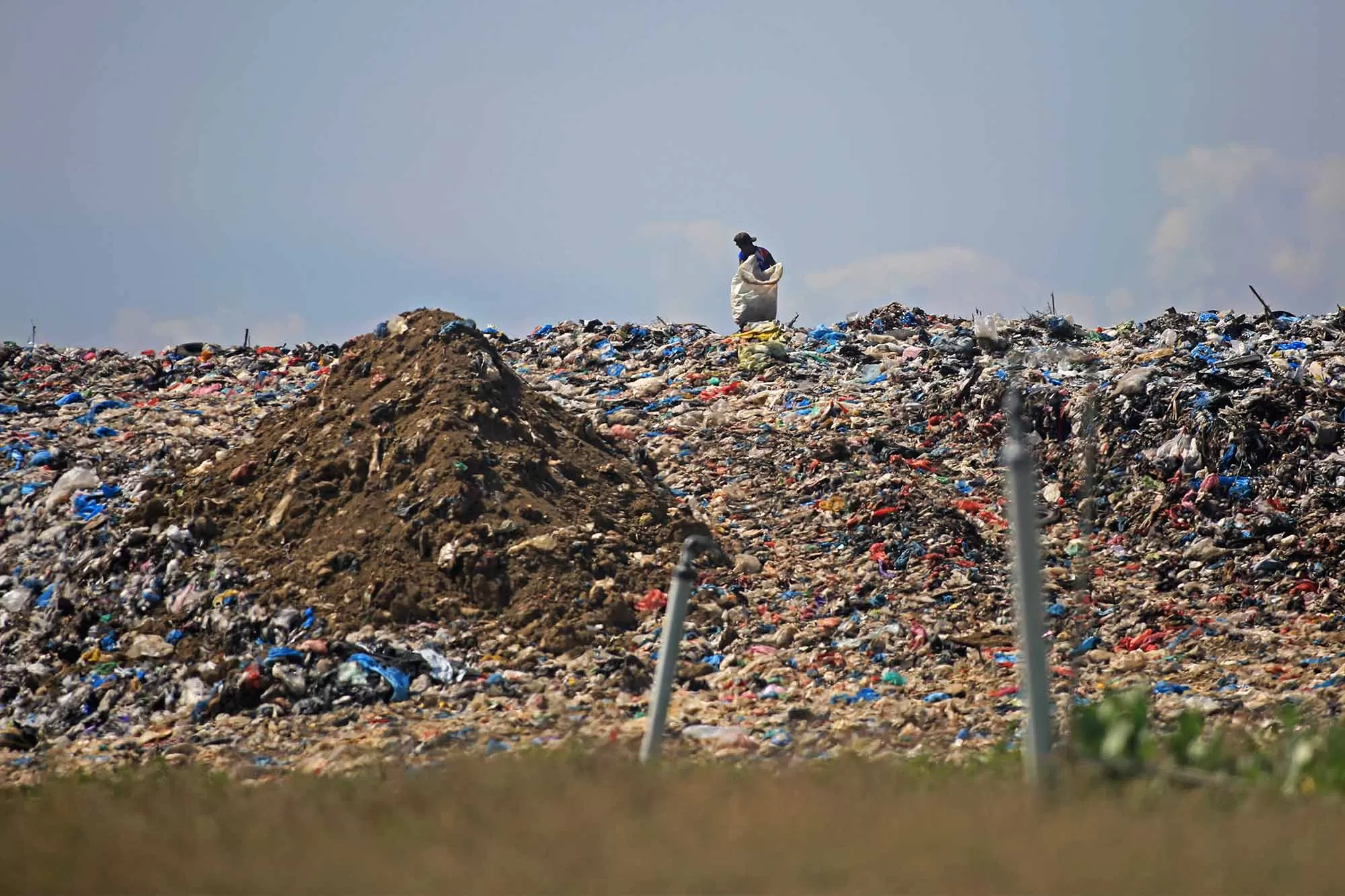 Warga mengumpulkan kantong plastik dan barang bekas lainnya di TPA  Kampung Jawa, Banda Aceh, Rabu (15/4/2026). Aentenews Foto/Ampelsa.