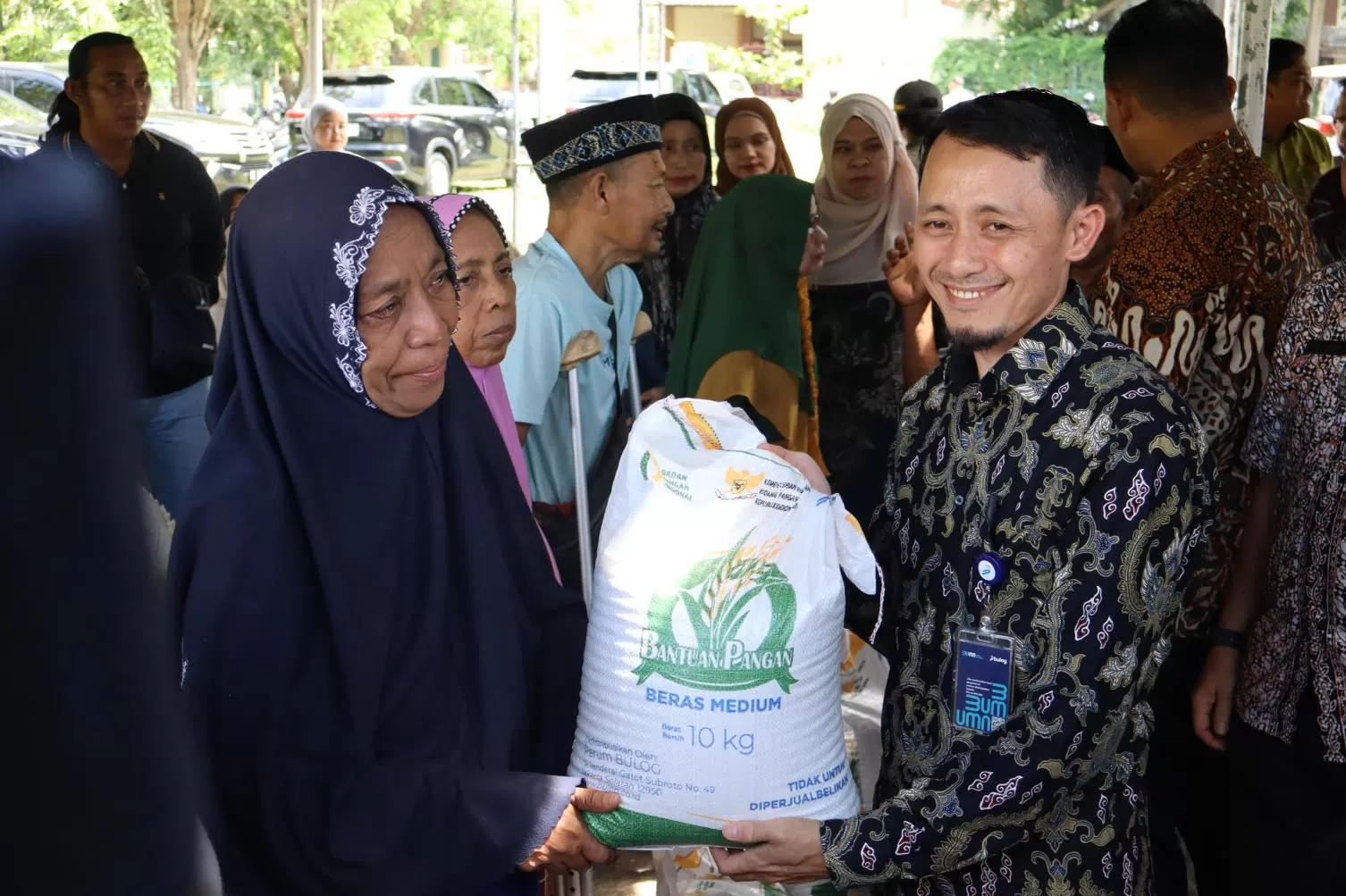 Wakil Pemimpin Perum Bulog Kanwil Aceh, Alhori serahkan pangan beras di Banda Aceh, Jumat (3/4/2026). 