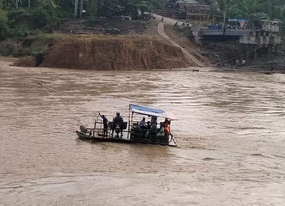 Sejumlah warga menaiki rakit pascaputusnya jembatan diterjang banjir saat menyeberangi Sungai di desa Darul Aman, kecamatan Peusangan Selatan, kabupaten Bireuen, Aceh, Jumat (10/4/2026).  Foto Warga Peusangan