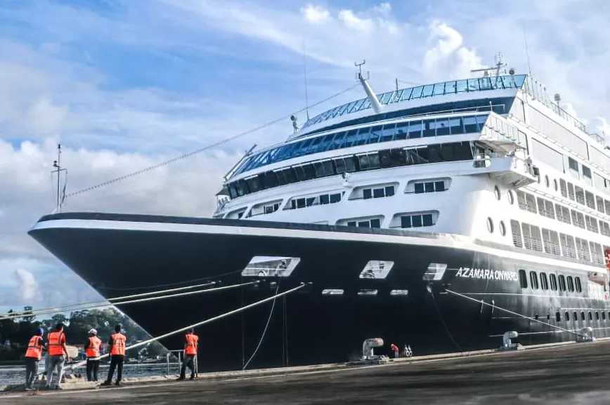 Kapal Pesiar MS Azamara Onward  mengangkut ratusan wisatawan tiba di Pelabuhan BPKS Sabang, Pulau Sang, Aceh, Sabtu (11/4/2026).