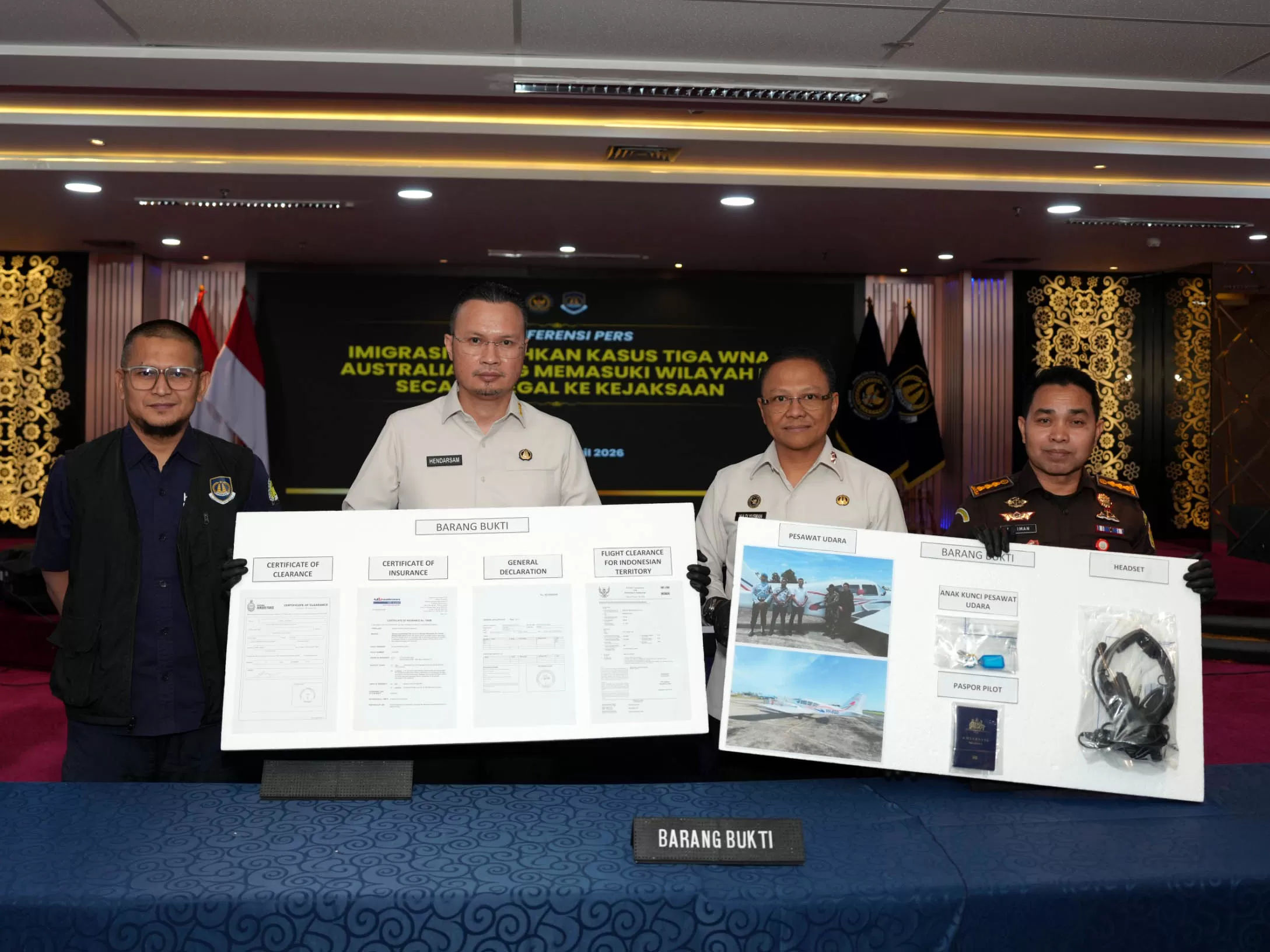 Direktur Jenderal Imigrasi (Dirjen) Hendarsam Marantoko (kedua kiri)  memperlihatkan barang bukti dukumen pelanggaran izin masuk Indonesia tiga WNA Australia  di Kantor Dirjen Imigrasi, Jakarta, Kamis (9/4/2026). Foto Dok Ditjen Imigrasi.