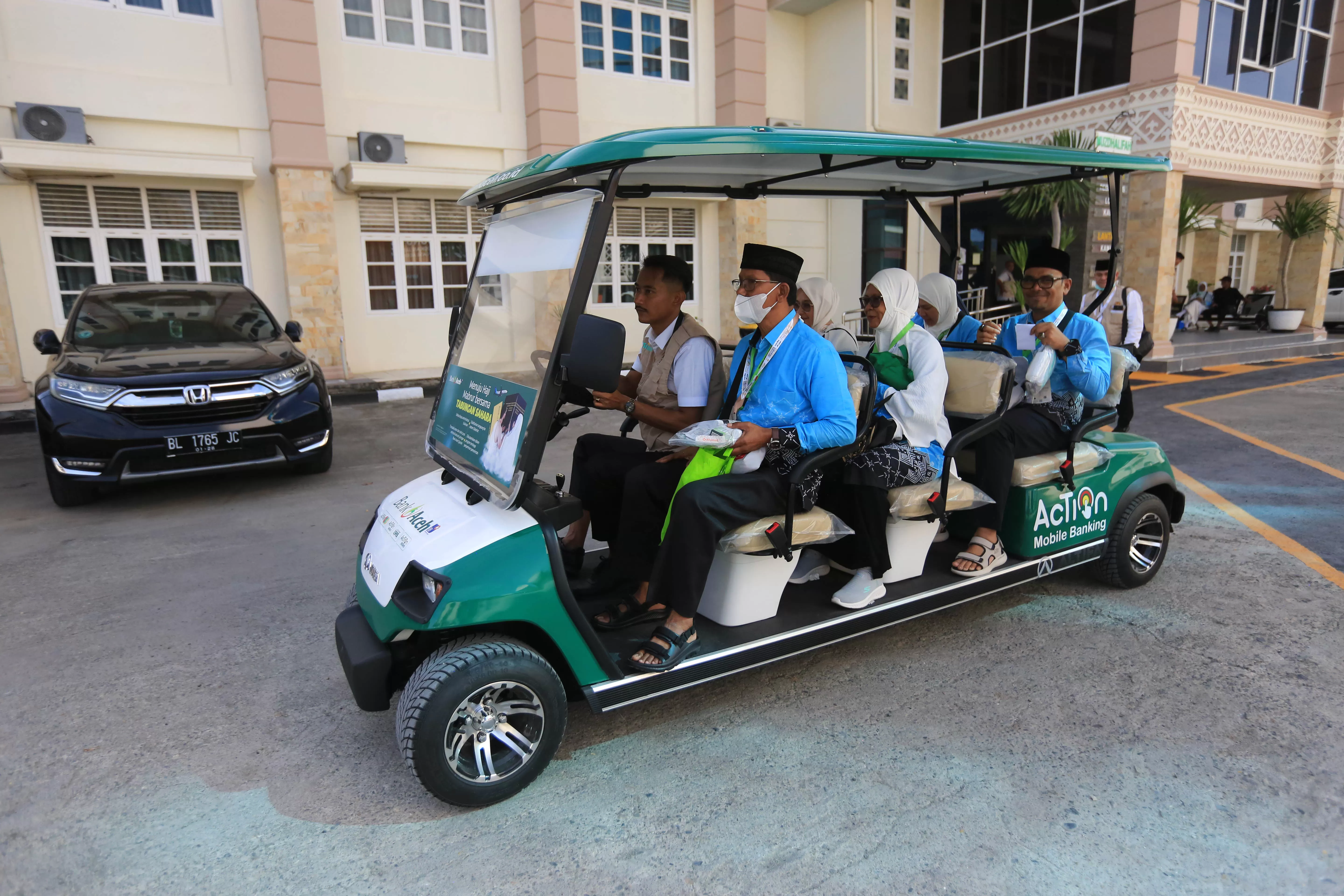 Foto Ilustrasi, Calon Jemaah  Haji menaiki kendaraan listrik di Embarkasi Haji Aceh. Aentenews Foto/Ampelsa 