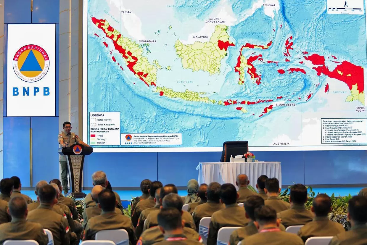 Kepala Badan Nasional Penanggulangan Bencana (BNPB) Letjen TNI Suharyanto memberikan arahan dalam agenda Senior Disaster Management Training (SDMT) di Aula Sutopo Purwo Nugroho, Graha BNPB, Jakarta, Senin (11/5/2026).  Aentenews/Foto Dok Pusat Data, Informasi dan Komunikasi Kebencanaan BNPB .