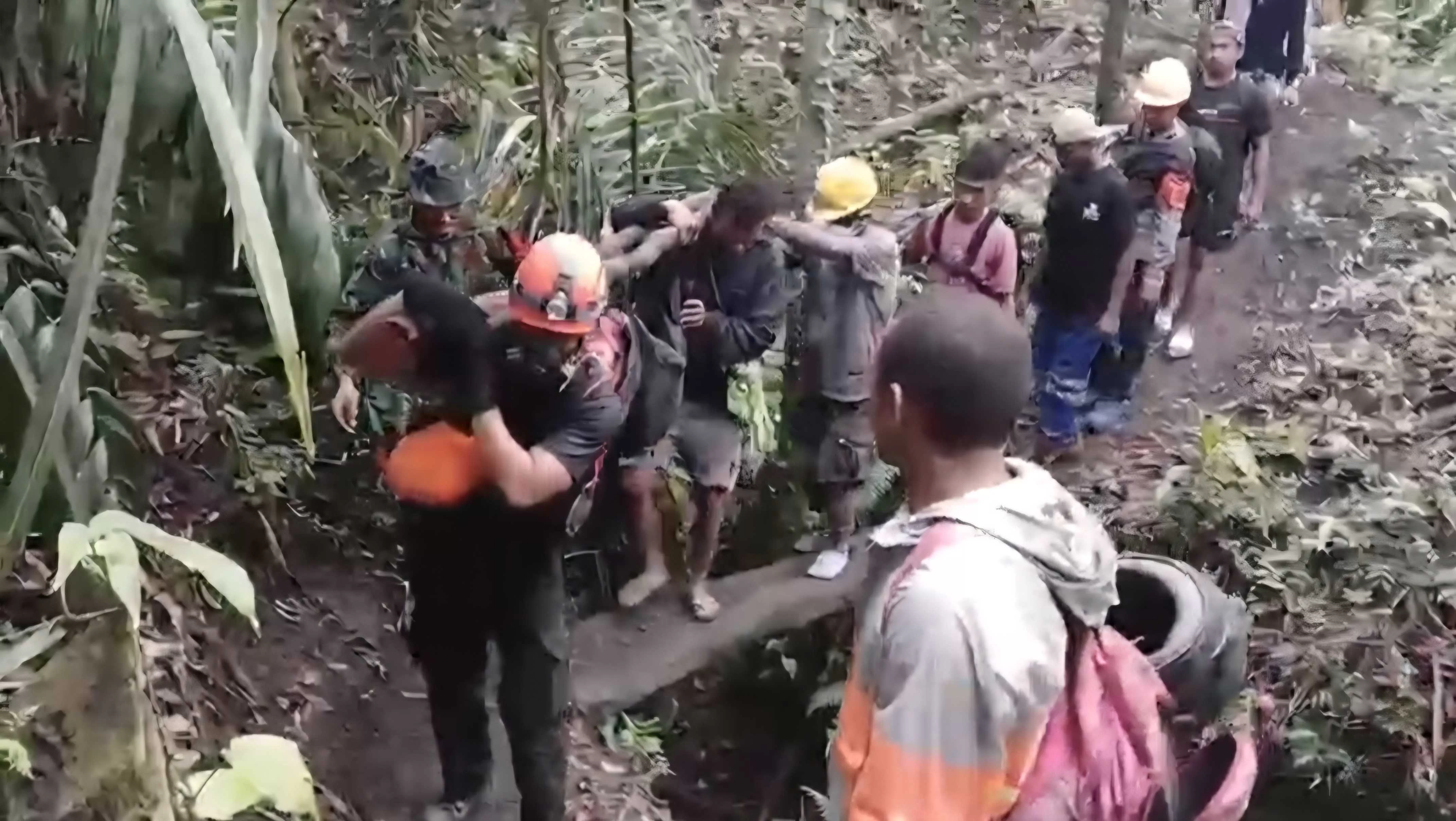 Foto : Proses evakuasi jenazah korban erupsi gunung api Dukono oleh tim SAR Gabungan di Kabupaten Halmahera Utara, Maluku Utara, Sabtu (9/5). (BPBD Kabupaten Halmahera Utara)