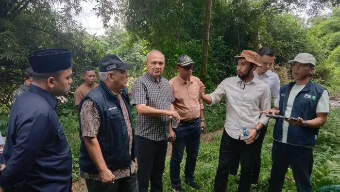 Anggota Banleg DPRK Aceh Besar bersama jajaran PDAM Tirta Mountala Aceh Besar meninjau lokasi pembangunan WTP Seulimuem di Gampong Seuneubok, Kecamatan Seulimuem, Aceh Besar, Kamis (14/5/2026). FOTO/ MC ACEH BESAR