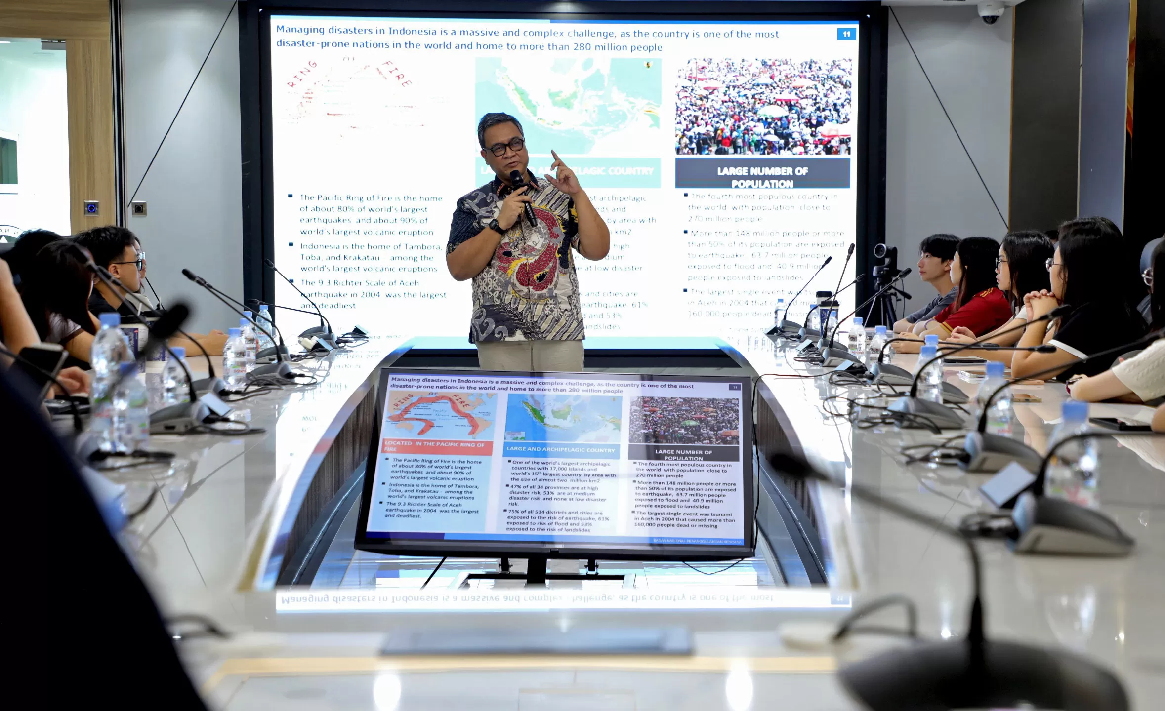 Deputi Bidang Sistem dan Strategi BNPB Dr. Raditya Jati  menyampaikan materi kebencanaan dihadapan mahasiswa National University of Singapore (NUS) saat berkunjung di Graha BNPB, Jakarta pada Selasa (19/5). Foto dok Bidang Komunikasi Kebencanaan/Dume Harjuti Sinaga.