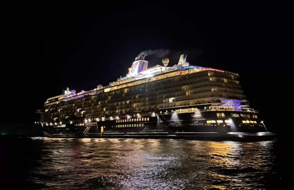 Kapal Pesiar Mein Schiff 6,  seusai menurunkan kru  yang sakit untuk di evakuasi di perairan Selat Benggala Sabtu (16/5/2026). Foto Dok Humas  SAR Aceh.