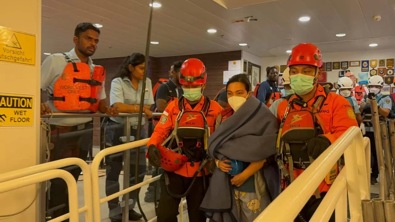 Tim SAR  mengevakuasi crew kapal  Pesiar Mein Schiff 6,  Arante Faenielle Emerald (Wanita) warga Philipina karena sakit   di perairan Selat Benggala, Aceh, Sabtu (16/5/2026). Foto Hunmas SAR Aceh