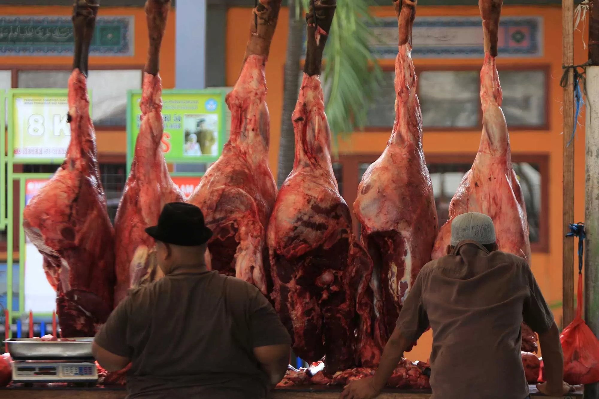 Pedagang menuggu pembeli saat berjualan daging sapi di Banda Aceh, Minggu (24/5/2026). Aentenews Foto/Ampelsa.