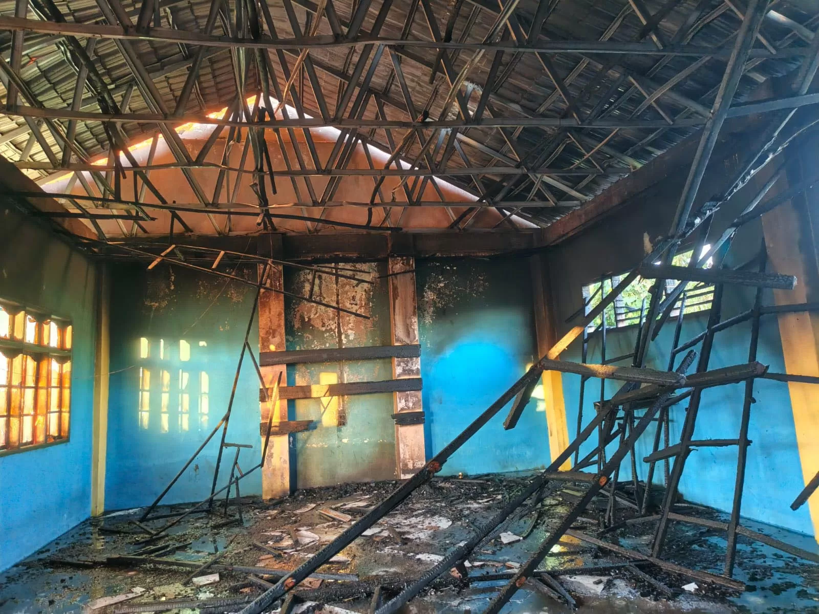Kondisi ruangan kelas santri yang hangus terbakar pascakebakaran Pondok Pesatren  ASWAJA di kabupaten Bener Meriah, Jumat (29/5/2026).  Foto Dok BPBD Bener Meriah.