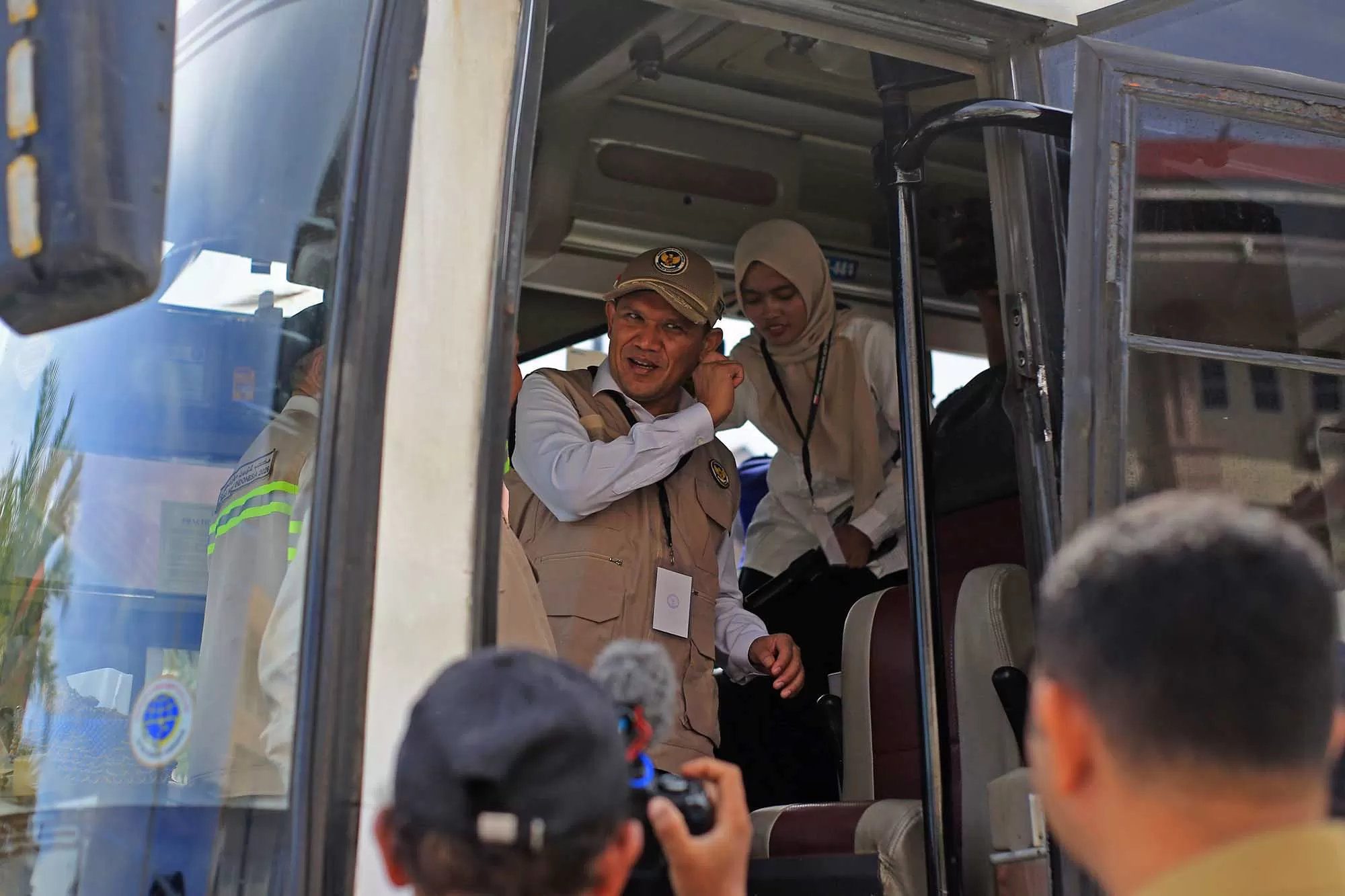 Wakil Gubernur Aceh,  Fadhlullah  (kiri) menaiki bus saat meninjau kesiapan menjelang keberangkatan calon jemaah haji di embarkasi haji  Banda Aceh, Senin (4/5/2026).
