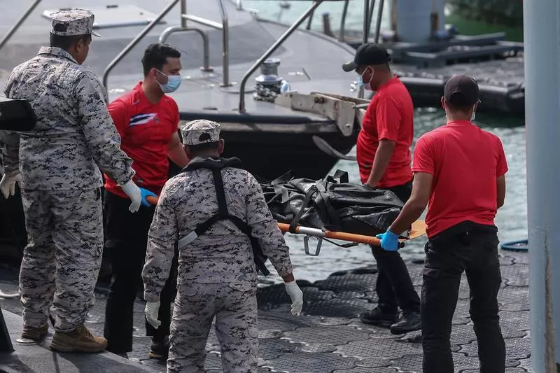 (251111) -- KUALA LUMPUR, Nov. 11, 2025 (Xinhua) -- Rescuers transfer a victim's body following a migrant boat incident in Kedah state, Malaysia, Nov. 10, 2025. The death toll has risen to 12, while a total of 13 people have been rescued after a boat carrying undocumented migrants sank in waters near the Malaysia-Thailand maritime border last week, authorities said on Tuesday. (Malaysian National News Agency/Handout via Xinhua)